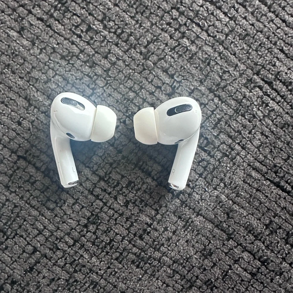 Apple Wireless Earbuds in White Case